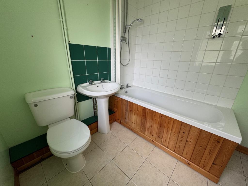 Lot: 24 - SEMI-DETACHED COTTAGE IN RURAL LOCATION - Bathroom